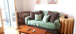 Quiet apt 7 min walk to Megaron Conference center