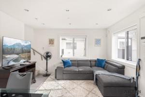 Sleek Coach House with Designer Kitchen - Sleeps 7