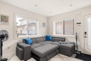 Sleek Coach House with Designer Kitchen - Sleeps 7