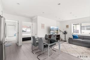 Sleek Coach House with Designer Kitchen - Sleeps 7