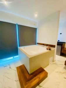 30 off, 2 Level Apartment, Jacuzzi & Rooftop Pool