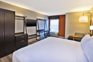 Holiday Inn Express & Suites Chicago-Midway Airport by IHG
