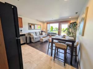 Downtown Retreat Walkable, LAKE & Mountain VIEWS