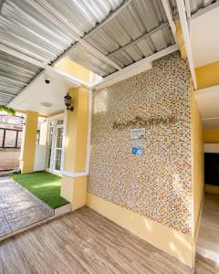 5BR Waterfront House with Hot Tub for 10 Guests