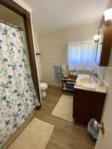 Riverside-Lovely 1 bedroom, complete apartment.