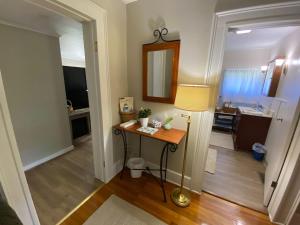 Riverside-Lovely 1 bedroom, complete apartment.