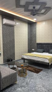 Hotel Dhamija divine inn
