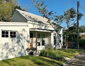 Garden Cottage with King Bed and Espresso