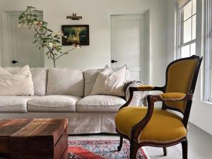 Garden Cottage with King Bed and Espresso