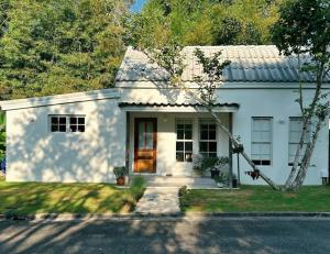 Garden Cottage with King Bed and Espresso