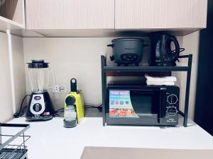 1BR Penthouse Own Kitchen, Jacuzzi, WiFi, Near Subic Bay
