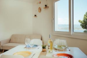 Elegant Panoramic Apartment with Balcony