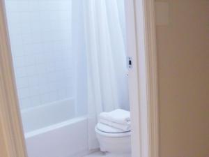 #210 Beachside One Bedroom and Two Bathroom Apartment with Full Kitchen