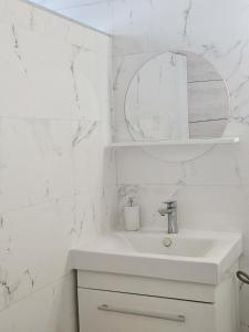 Private 1BR Apartment Near Airport