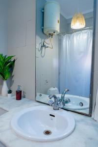 Spacious Modern Boho Gem by Hauz Khas Fort & Lake
