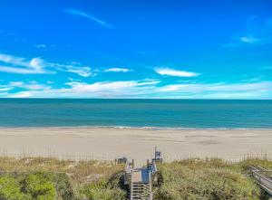 Steps to Beach! 4BR- 4BA En-Suite, Pool, Sleeps 14
