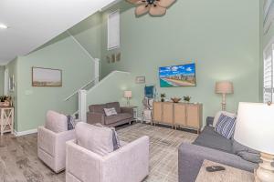 Steps to Beach! 4BR- 4BA En-Suite, Pool, Sleeps 14