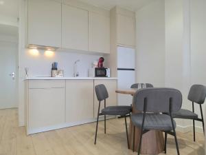 BENYA - Renovated Studio with Pool and Garden Terrace - AC, Lift, Free Street Parking