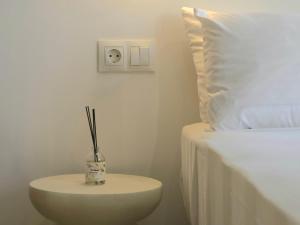 BENYA - Renovated Studio with Pool and Garden Terrace - AC, Lift, Free Street Parking