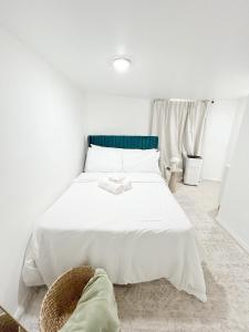 Aura Stays -Deluxe Queen Room - Shared Bathroom- Self Check in-NEAR EWR