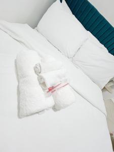 Aura Stays -Deluxe Queen Room - Shared Bathroom- Self Check in-NEAR EWR