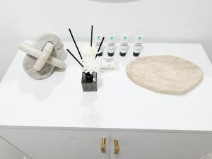 Aura Stays -Deluxe Queen Room - Shared Bathroom- Self Check in-NEAR EWR