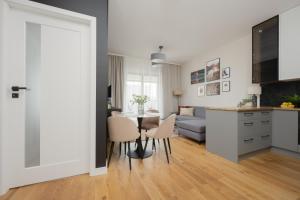 Cozy Apartment with Air Conditioner and Parking by Noclegi Renters