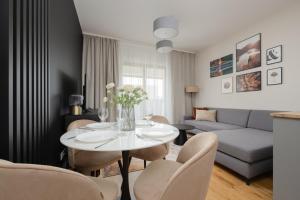 Cozy Apartment with Air Conditioner and Parking by Noclegi Renters