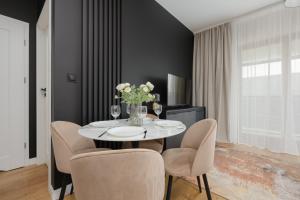 Cozy Apartment with Air Conditioner and Parking by Noclegi Renters