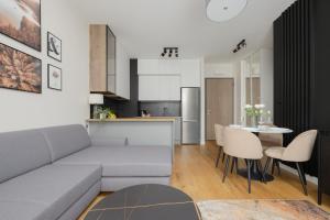 Cozy Apartment with Air Conditioner and Parking by Noclegi Renters