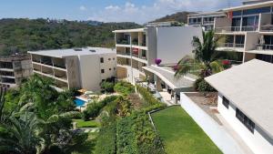 2BR, 2 Bathrooms, Oceanfront Condo, 4 Pools, Gym,Private access to beach