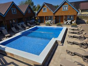 Vakantiehuizen met twee verdiepingen en een zwembad
