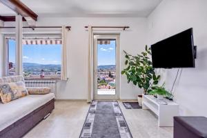 Apt Smode with Panoramic Balcony - Happy Rentals