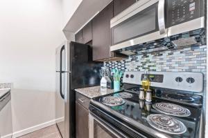 Chic King Bed 1BR Suite 5 Min to DT w pool