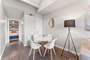 Chic King Bed 1BR Suite 5 Min to DT w pool