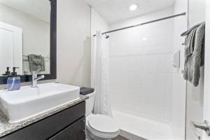 Chic King Bed 1BR Suite 5 Min to DT w pool