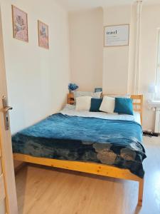 Blue Dream - Warsaw Ochota Apartment - Easy Access to Chopin Airport & Banacha Hospital