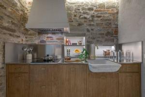 2BR Luxury Tower-House Prime Location Cosy