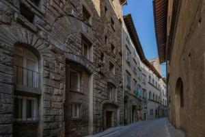 2BR Luxury Tower-House Prime Location Cosy