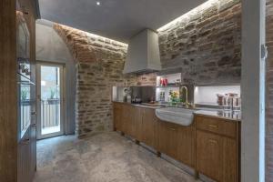 2BR Luxury Tower-House Prime Location Cosy
