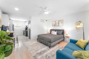 Prime SoCo cozy studio w laundryWiFi 7 Min to DT