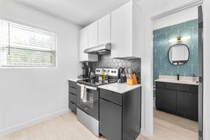 Prime SoCo cozy studio w laundryWiFi 7 Min to DT