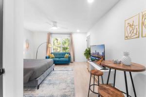 Prime SoCo cozy studio w laundryWiFi 7 Min to DT