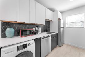 Prime SoCo cozy studio w laundryWiFi 7 Min to DT