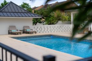 5BR Luxe Retreat in Runaway Bay Private Pool Beach Access