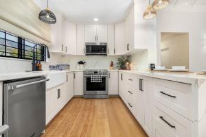 5BR Luxe Retreat in Runaway Bay Private Pool Beach Access