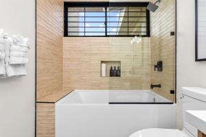 5BR Luxe Retreat in Runaway Bay Private Pool Beach Access