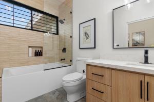 5BR Luxe Retreat in Runaway Bay Private Pool Beach Access