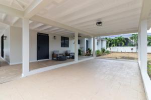 5BR Luxe Retreat in Runaway Bay Private Pool Beach Access