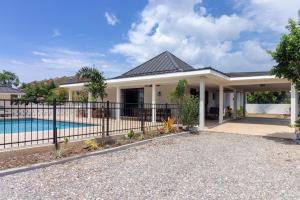 5BR Luxe Retreat in Runaway Bay Private Pool Beach Access